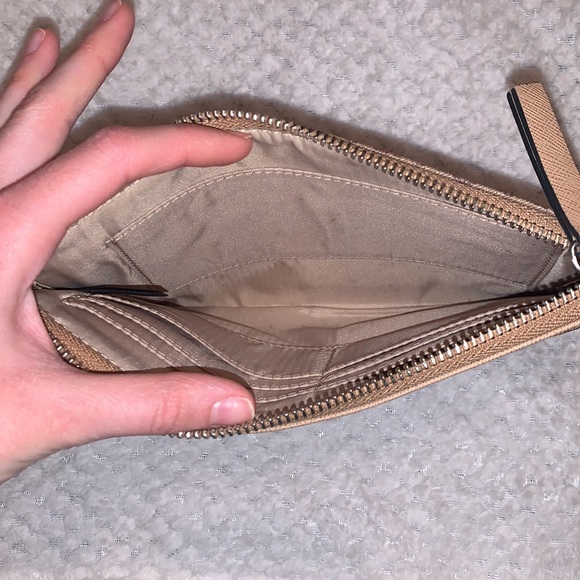 Guess wristlet - Picture 4 of 5